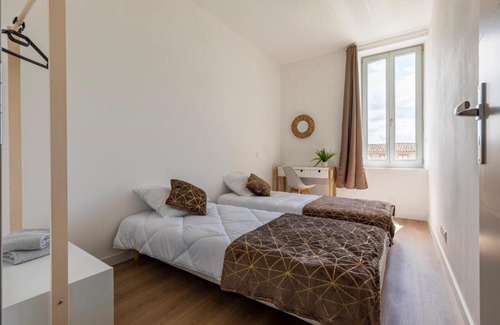 Castelsarrasin Apartment | ABEILLE - 2 chambres et 1 canapé-lit, 1er étage, parking