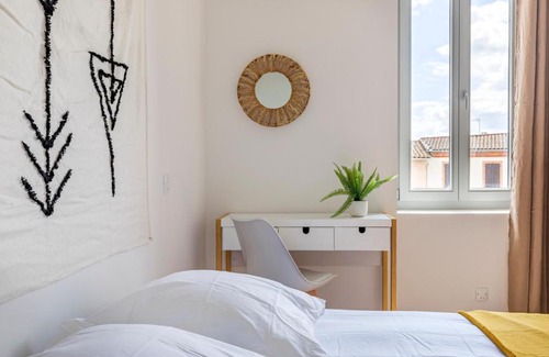 Castelsarrasin Apartment | ABEILLE - 2 chambres et 1 canapé-lit, 1er étage, parking