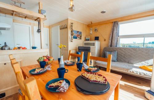 Anklam Boat Rental | Abenteuer Flusslandschaft - Hausboot fest vertäut in Anklam