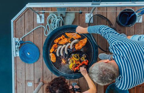 Anklam Boat Rental | Abenteuer Flusslandschaft - Hausboot fest vertäut in Anklam