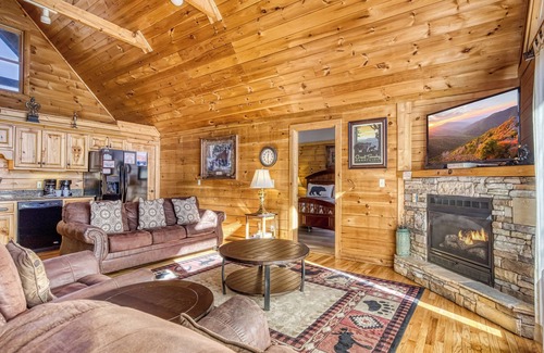 Black Bear Falls Cabin | ABOVE THE CLOUDS! 4 Bedroom in the Smokies!