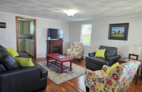 Twillingate House | Above The Tickle Twillingate Vacation Home.nTraditional Saltbox House est 1901