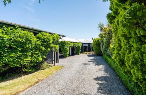 Waitahanui House | Absolute Lakefront