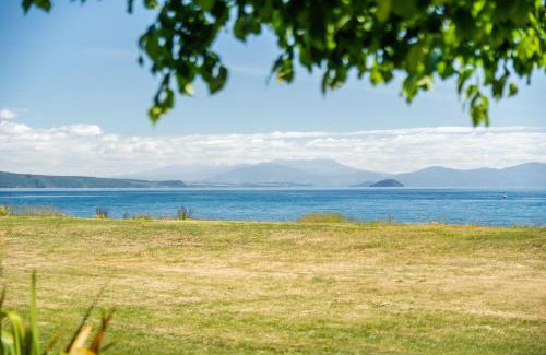 Waitahanui House | Absolute Lakefront