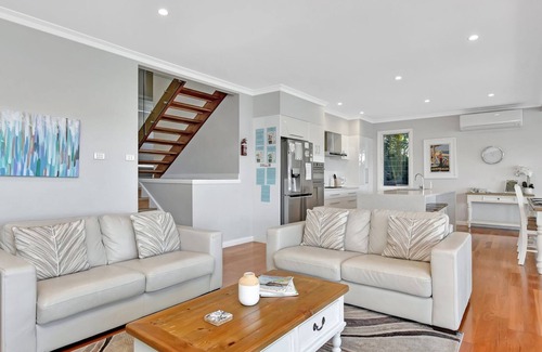 Fishing Point House | Absolute Waterfront : Lakehouse Fishing Point - Waterfront, Pool, Jetty
