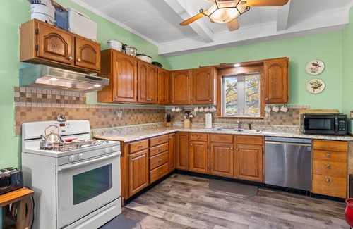 North Troy House | Absolutely Huge 4,000sqft 7 Bedroom, 5.5ba Historic Manor House