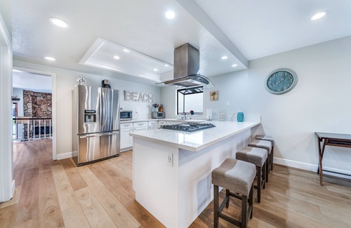 Huntington Beach House | AC, spa, bikes, deck, Steps to beach and shops