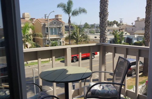 Huntington Beach House | AC, spa, bikes, deck, Steps to beach and shops