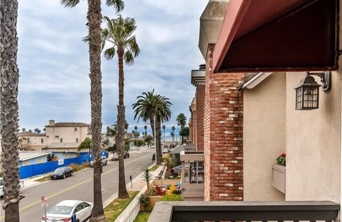 Huntington Beach House | AC, spa, bikes, deck, Steps to beach and shops