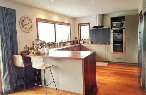 Acacia Bay House | Acacia Bay Lodge: Lakeview & Private Garden View Manor in Taupo