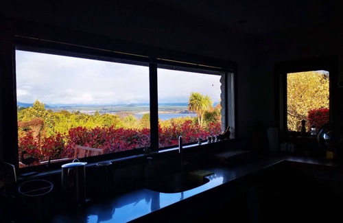 Acacia Bay House | Acacia Bay Lodge: Lakeview & Private Garden View Manor in Taupo