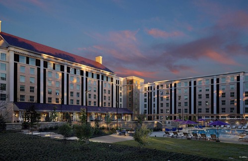 Whitehaven Hotel | Accessible King Room -Outdoor Pool -Restaurants -Gym -Steps to Graceland