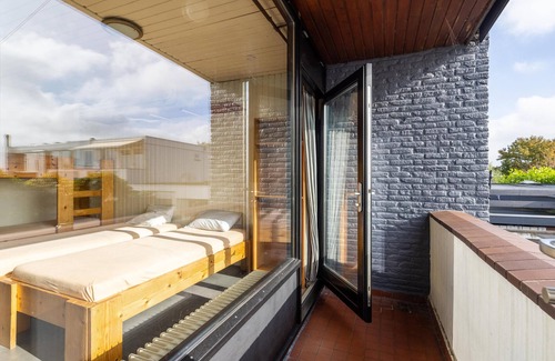 Kaag House | Accommodation by the water with sauna + hot tub