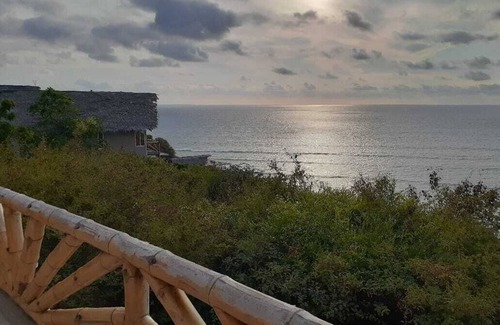 Manta House | Acogedora Casa Frente al mar en Sta Marianita, 3 Dormitorios con Hermosa Vista !