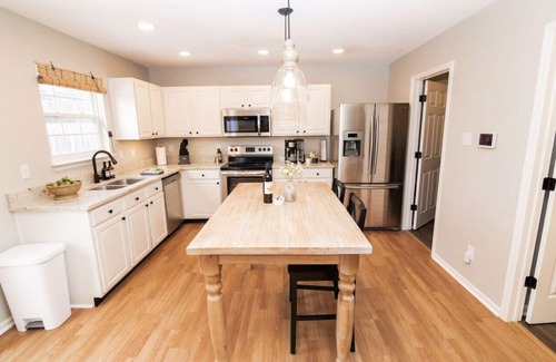 Noblesville House | Acoustic Oasis- RUOFF Music & POOL TABLE sleeps 10