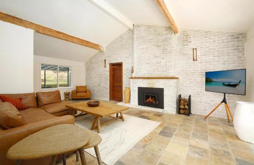 Holgate House | Acreage Estate -Mini Horses -Outdoor Spa -Tennis Court