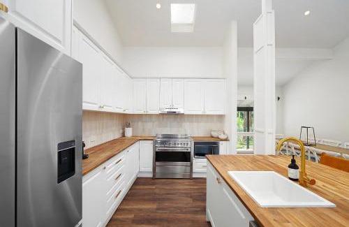 Holgate House | Acreage Estate -Mini Horses -Outdoor Spa -Tennis Court