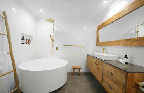 Holgate House | Acreage Estate -Mini Horses -Outdoor Spa -Tennis Court