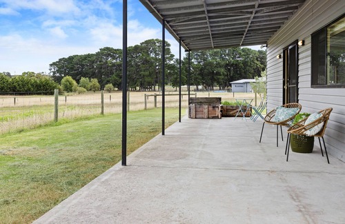 Hastings House | Acreage Farm Stay Cottage by Ready Set Stay