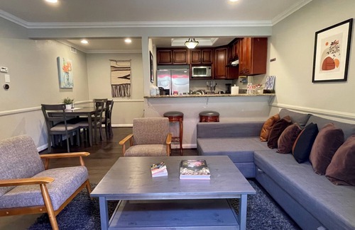 Hermosa Village House | Across Street from Disneyland Full Kitchen Washer/Dryer Pool/Spa Free Parking