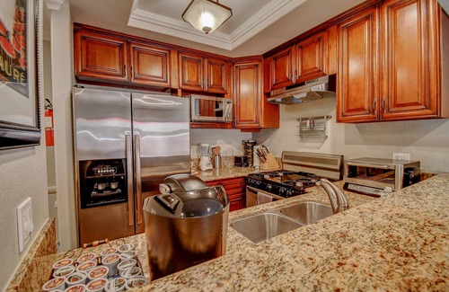 Hermosa Village House | Across Street from Disneyland Full Kitchen Washer/Dryer Pool/Spa Free Parking