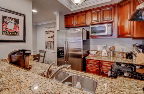 Hermosa Village House | Across Street from Disneyland Full Kitchen Washer/Dryer Pool/Spa Free Parking