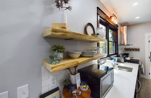 Albany House | ADA Friendly w/AC! Little House on the Ferry