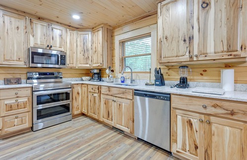 Adams Cabin | Adams Cabin w/Game Room & Fire Pit