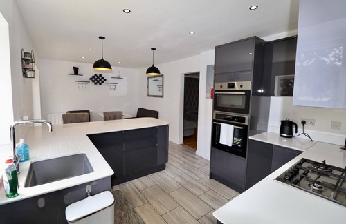 Runnymede House | Addlestone Spacious Four Bedroom House