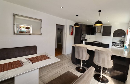 Runnymede House | Addlestone Spacious Four Bedroom House