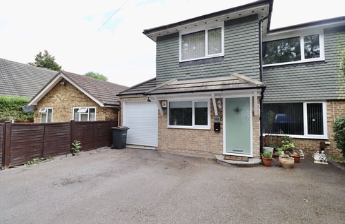Runnymede House | Addlestone Spacious Four Bedroom House