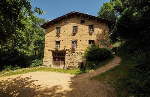 Aubusson-dʼAuvergne House | Adobe mill on the banks of a torrent - Near Lac d'Aubusson - rated 3*.
