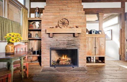 Oak Creek Villa | Adobe Village Inn