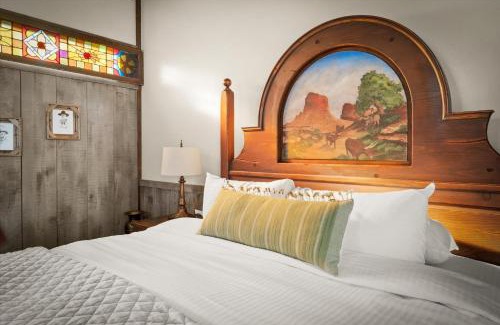 Oak Creek Villa | Adobe Village Inn