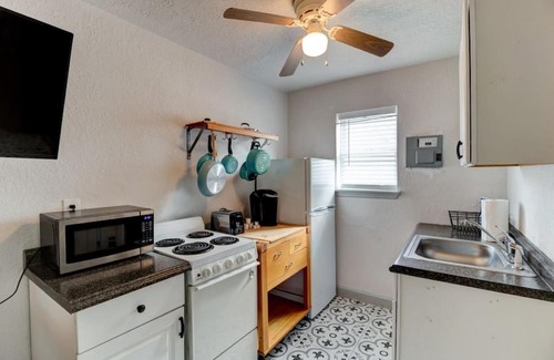 Wilbur-By-The-Sea Apartment | Adorable 1 Bedroom on the Beach Wifi Kitchenette