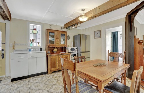 Pine Cabin | Adorable 1898 Cottage with Hot Tub | Dog Friendly