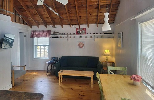 Ocean Park Cabin | Adorable 2 bedroom cabin only 50ft from Beach
