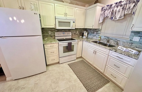 Nettles Island House | Adorable 2 bed 1 full bath beach bungalow is sure to please!