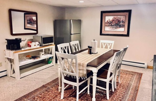 Manchester Apartment | Adorable 2-bedroom place with a hot tub