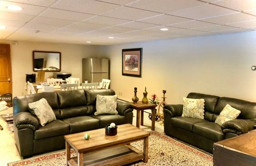 Manchester Apartment | Adorable 2-bedroom place with a hot tub