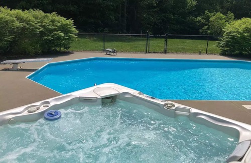 Manchester Apartment | Adorable 2-bedroom place with a hot tub
