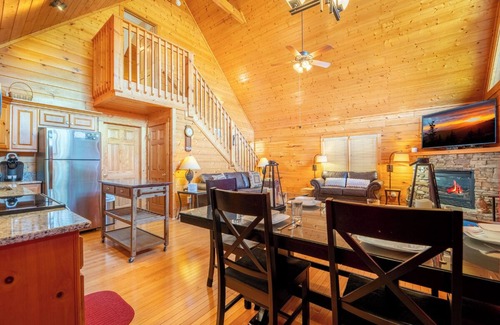 Black Bear Falls Cabin | Adorable 3BD Cabin w/Hot Tub! XBox + Pool Access!