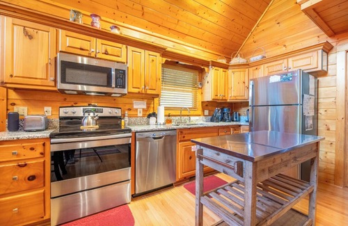 Black Bear Falls Cabin | Adorable 3BD Cabin w/Hot Tub! XBox + Pool Access!