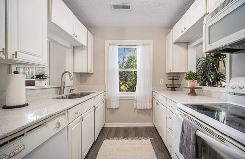 Mount Pleasant House | Adorable 3br/2ba Shem Creek Retreat!