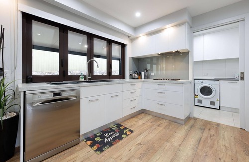 Wodonga House | Adorable Abode on Schubach - Fabulous, spacious two bedroom unit close to hospital in East Albury