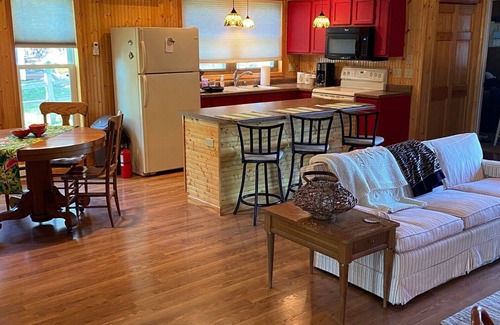 Frazee Cabin | Adorable and bright lake house! Retro feel all the modern amenities