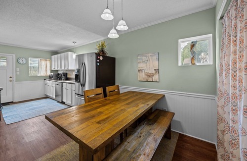 Isle of Palms House | Adorable Beach Home on Quiet Street/Short 1 Block Walk to Beach/Screen Porch!