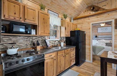 Warren Cabin | Adorable Cabin. Cozy & comfy. Coffee bar, firepit, horseshoes, hammock, grill