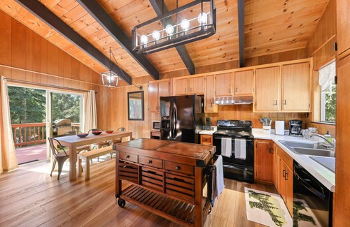 Sunnyside House | Adorable Cabin, private beach access, perfect location