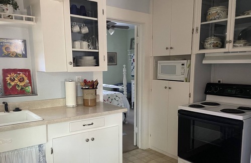 Nob Hill Cottage | Adorable Downtown Cottage